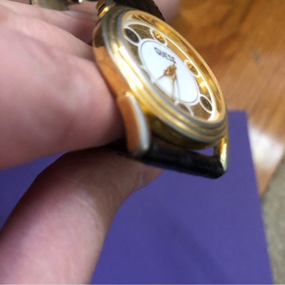 Vintage 1990’s Guess Analog Watch - Gold & white watch on genuine leather strap - Picture 8 of 13